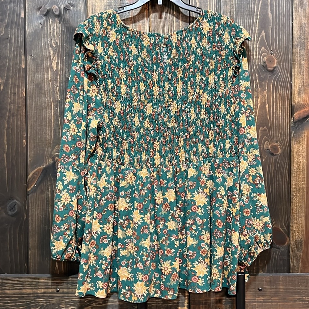 Torrid Smocked Floral Blouse 2 2X Green Long Sleeves Ruffle Shoulders Boho Flowy - Picture 6 of 13